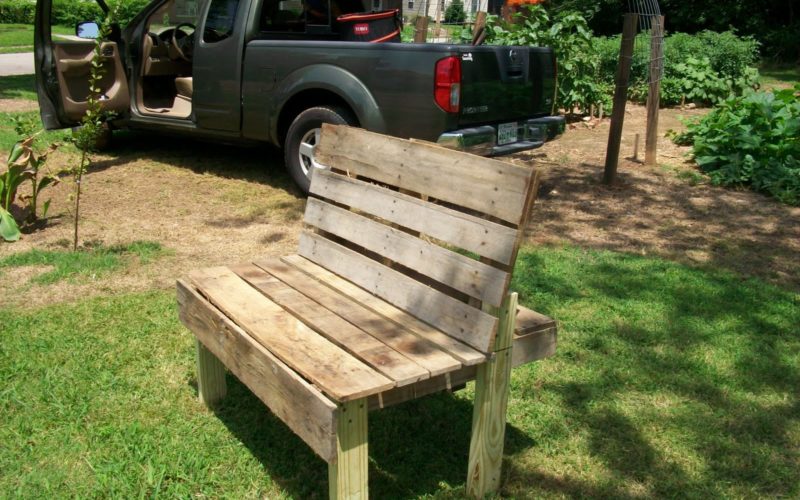 Garden Daddy Recycled Pallet Becomes Bench